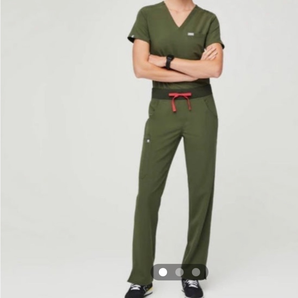 FIGS Women’s medium Dark Olive Set